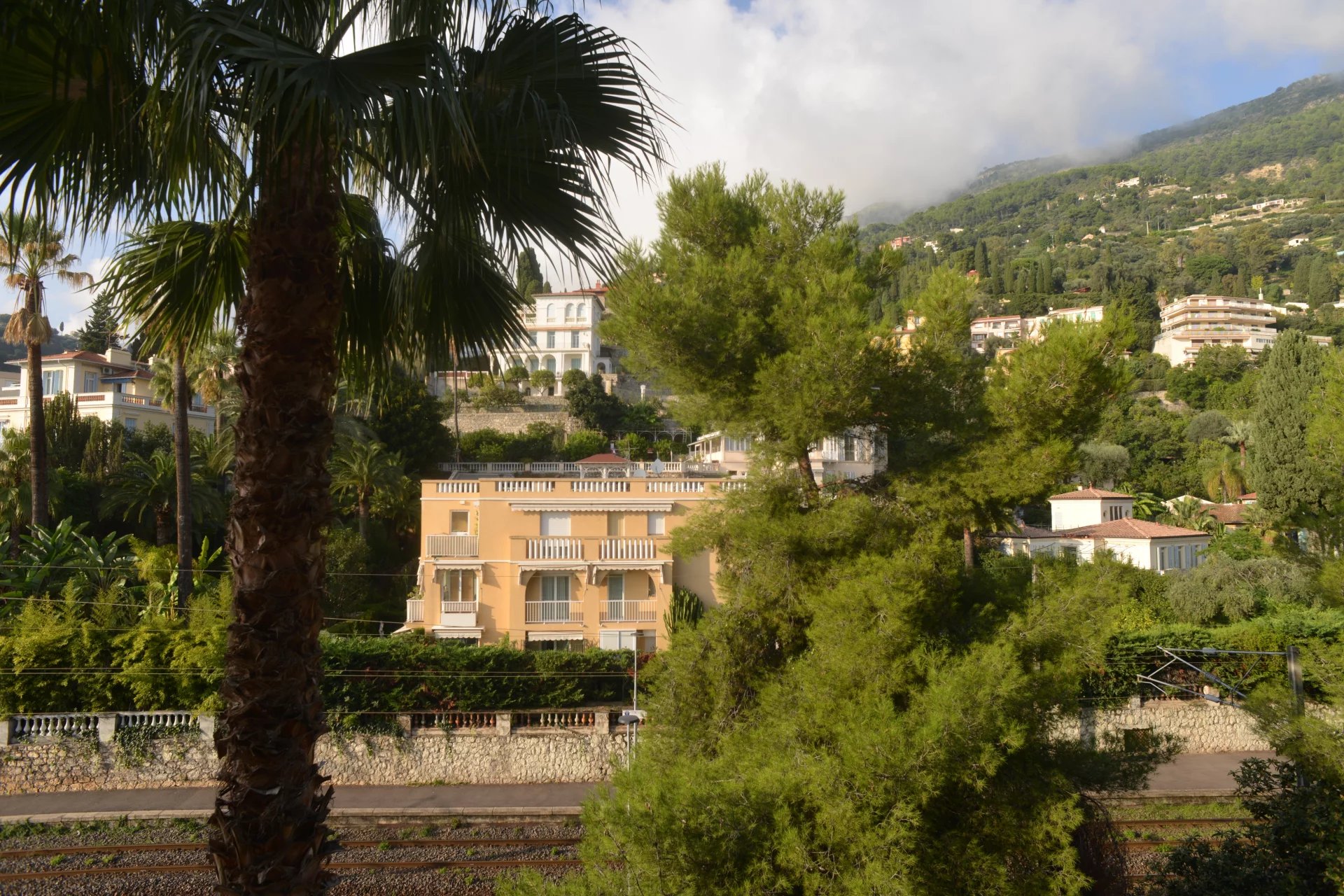 Joli 2P avec balcon vue collines résidence bord de  mer avec piscine
