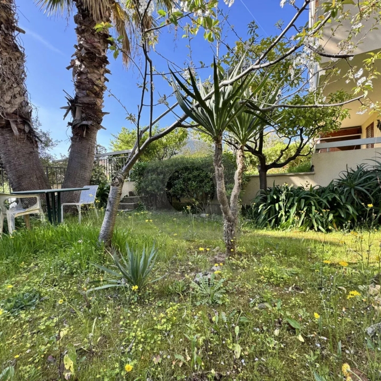 ROQUEBRUNE 3 PIÈCES CENTRE VILLE JARDIN PARKING CALME