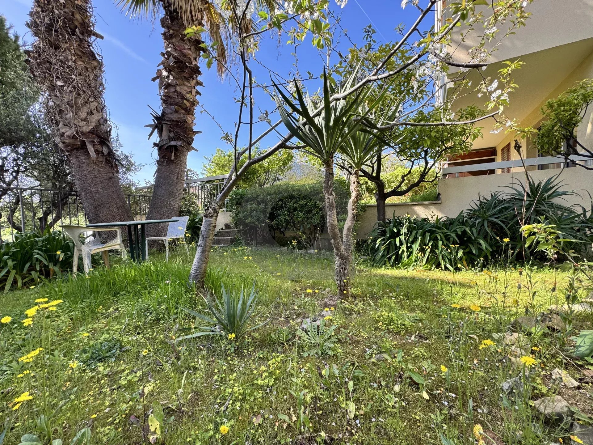 ROQUEBRUNE 3 PIÈCES CENTRE VILLE JARDIN PARKING CALME