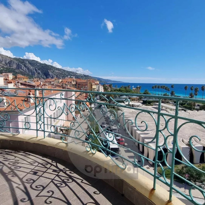 Menton – Bord et face mer, deux appartements d’exception avec solarium panoramique, vue mer et montagne exceptionnelle.