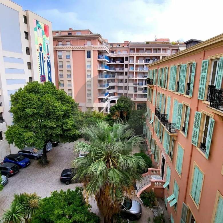 Menton Jardin Bioves – dernier étage –  Appartement triple exposition