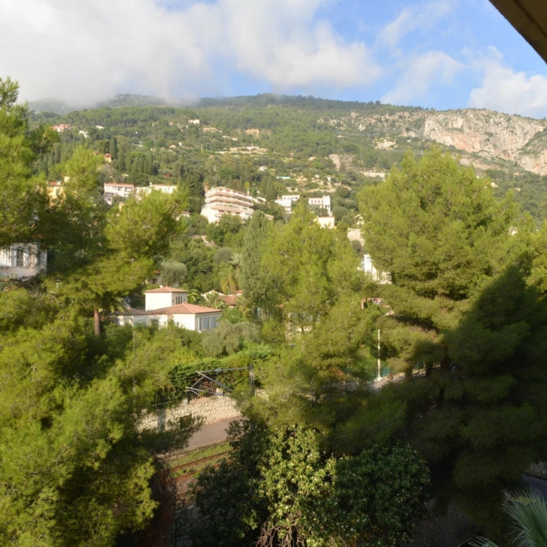 Joli 2P avec balcon vue collines résidence bord de  mer avec piscine
