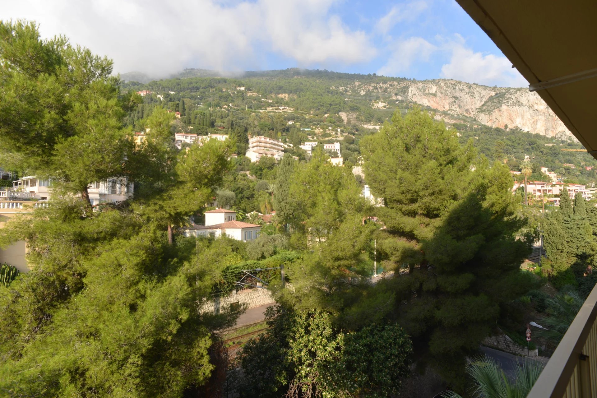 Joli 2P avec balcon vue collines résidence bord de  mer avec piscine