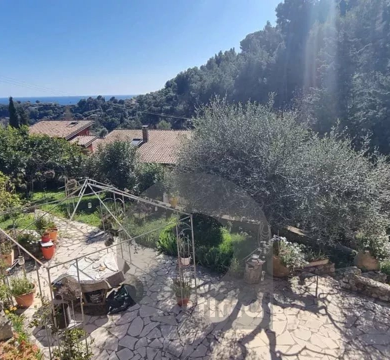 Propriété CASTELLAR villa 188 m² bassin terrain vue mer