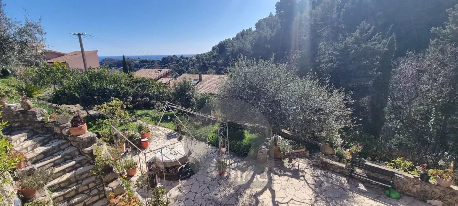 Propriété CASTELLAR villa 188 m² bassin terrain vue mer