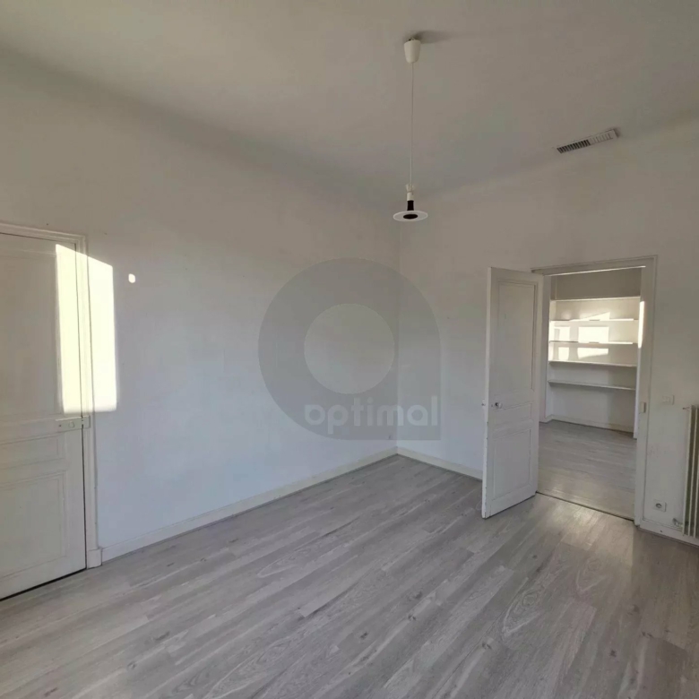 GRAND APPARTEMENT DE CINQ PIECES MENTON PROCHE CENTRE VILLE