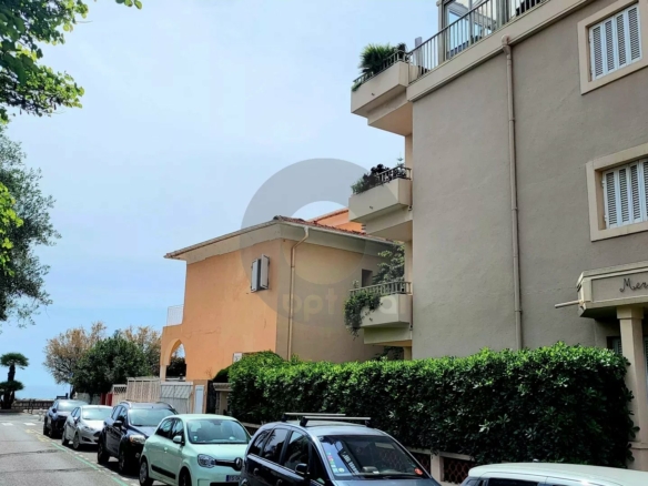 Roquebrune Cap Martin  – Coquet deux pièces avec terrasse à 100 mt des plages