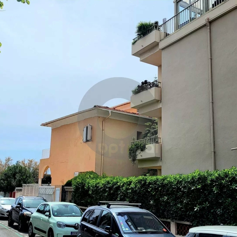 Roquebrune Cap Martin  – Coquet deux pièces avec terrasse à 100 mt des plages