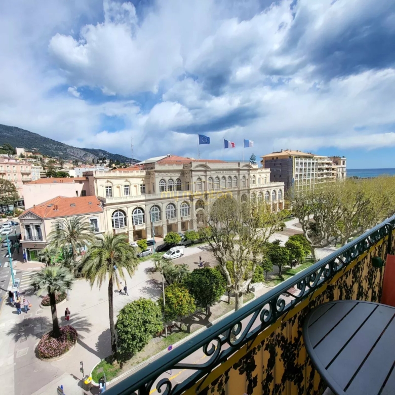 Appartement d’exception – Dernier étage, balcons et vue mer – Menton Centre