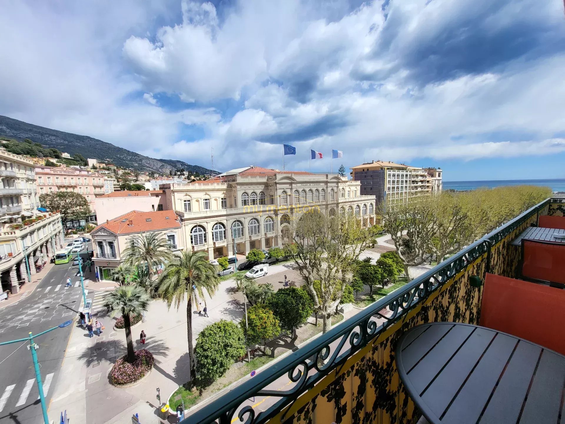 Appartement d’exception – Dernier étage, balcons et vue mer – Menton Centre