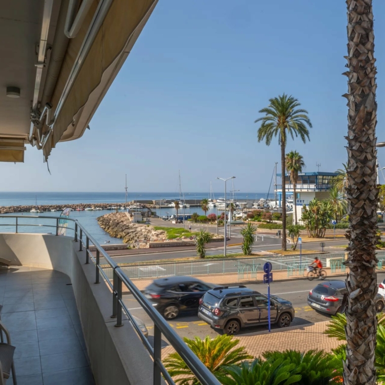 Menton Garavan, bord de mer immeuble récent