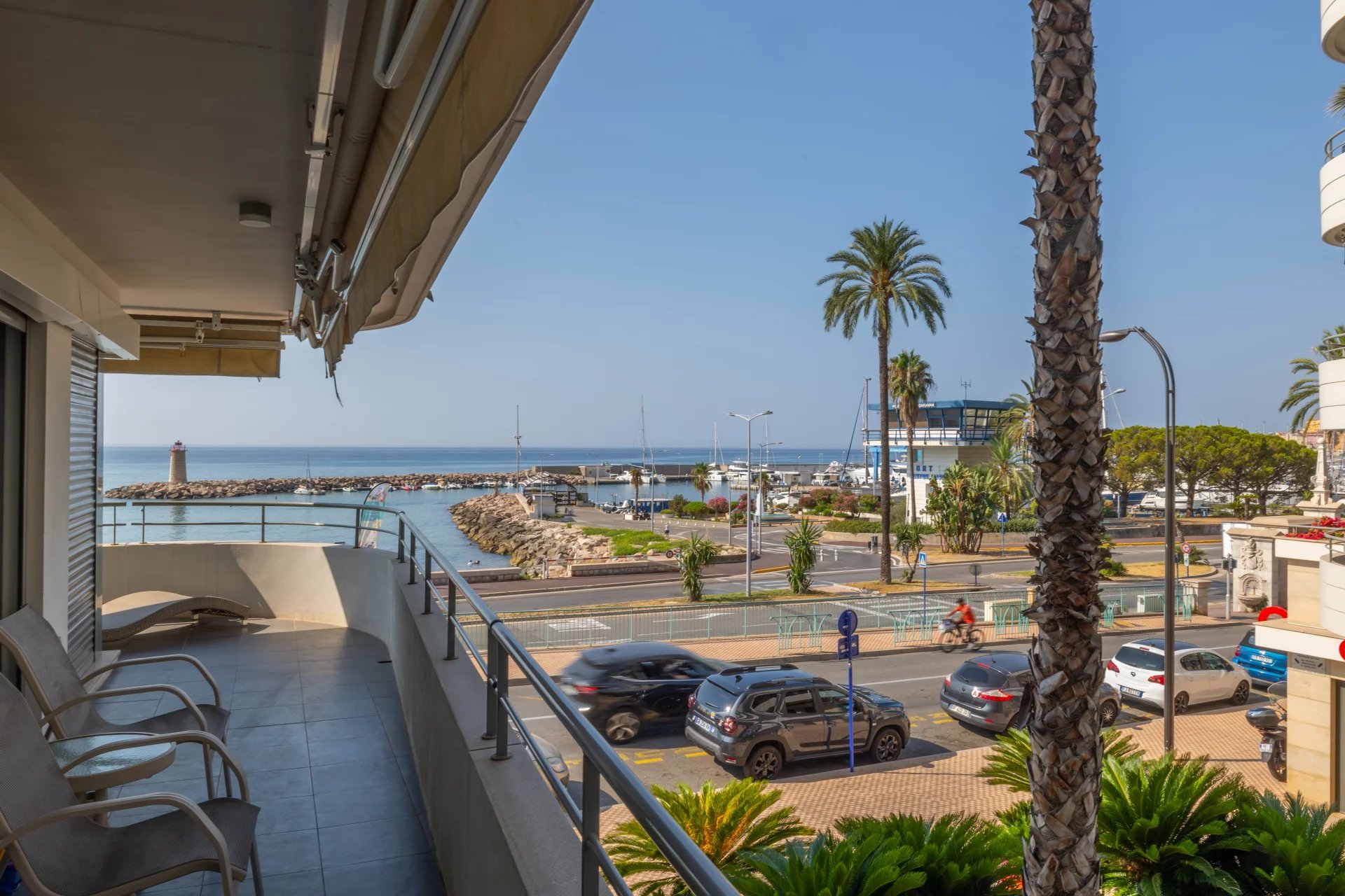 Menton Garavan, bord de mer immeuble récent