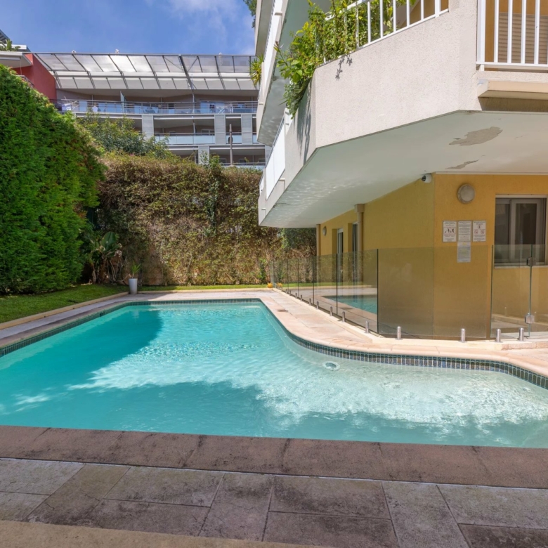 ROQUEBRUNE CAP-MARTIN – APPARTEMENT TROIS PIECES AVEC GRANDE TERRASSE, DEPENDANCE, CAVE ET PARKING