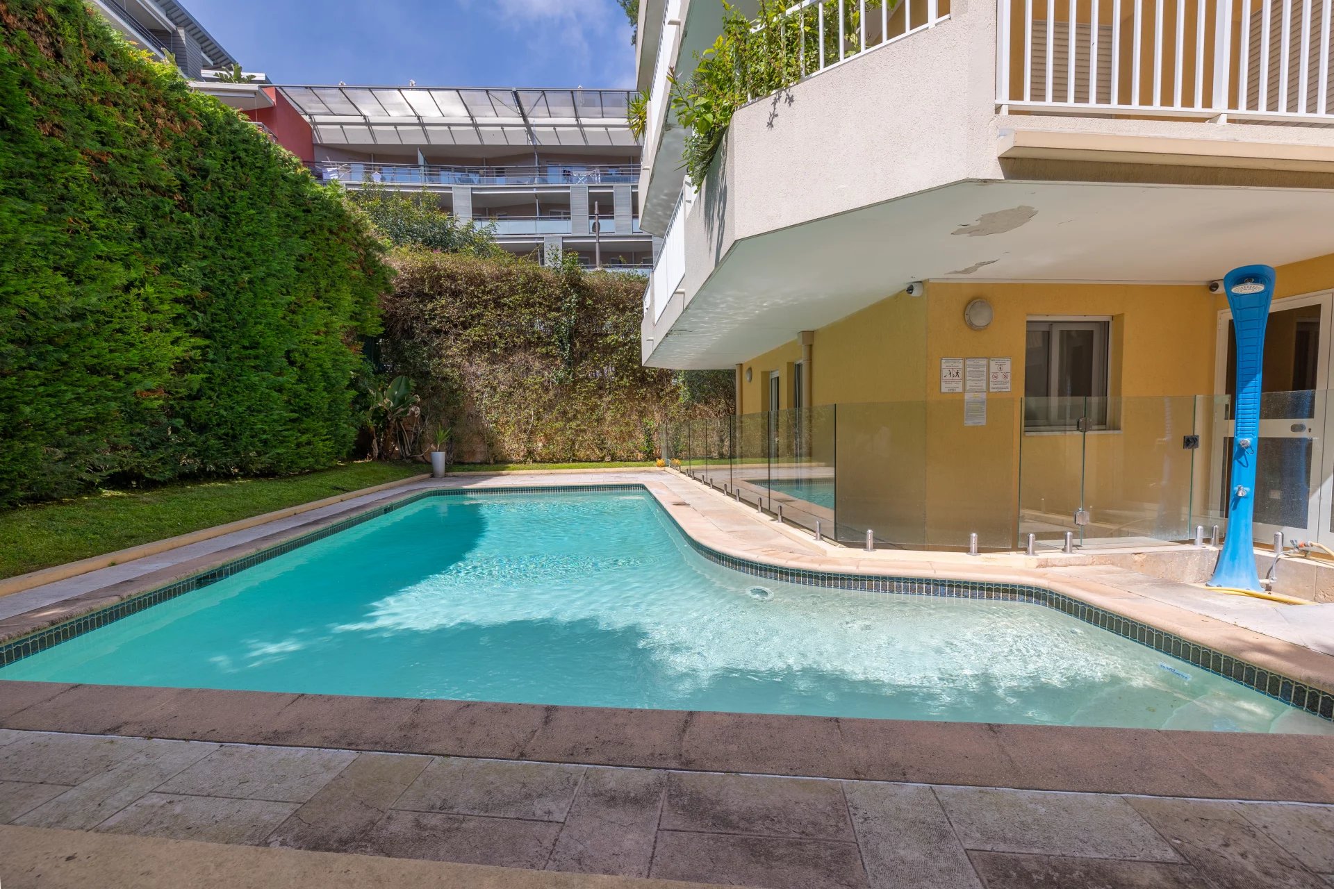 ROQUEBRUNE CAP-MARTIN – APPARTEMENT TROIS PIECES AVEC GRANDE TERRASSE, DEPENDANCE, CAVE ET PARKING