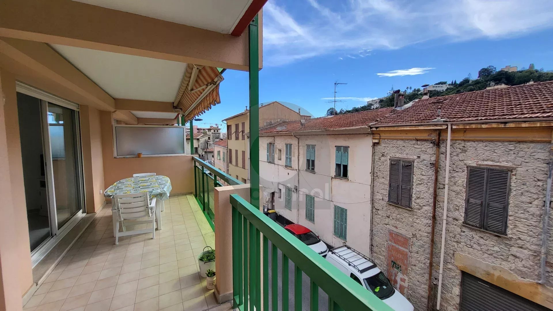 Menton Bas-Borrigo  –  grand 2 Pièces avec terrasse, garage et cave.