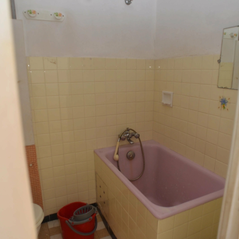 MENTON Garavan deux piéces avec balcon vue collines