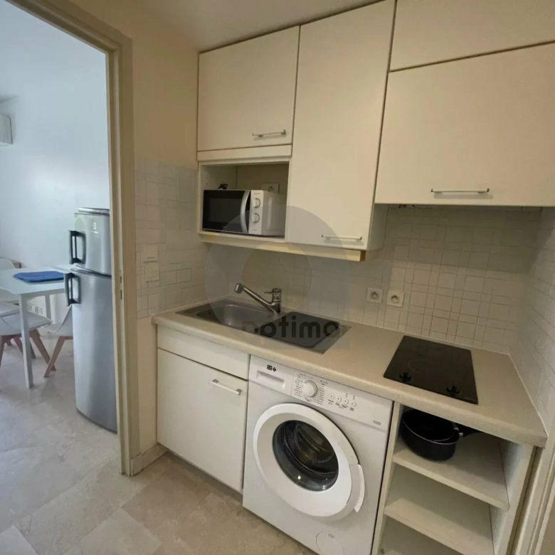 RCM PLATEAU DU CAP : A LOUER STUDIO MEUBLE – TERRASSE – GARAGE – CAVE