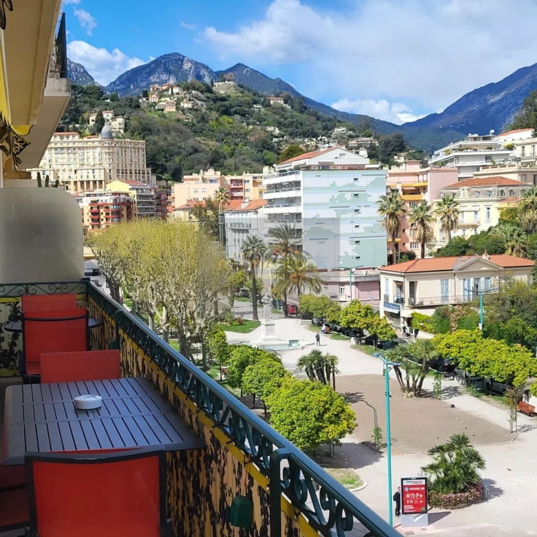 Appartement d’exception – Dernier étage, balcons et vue mer – Menton Centre