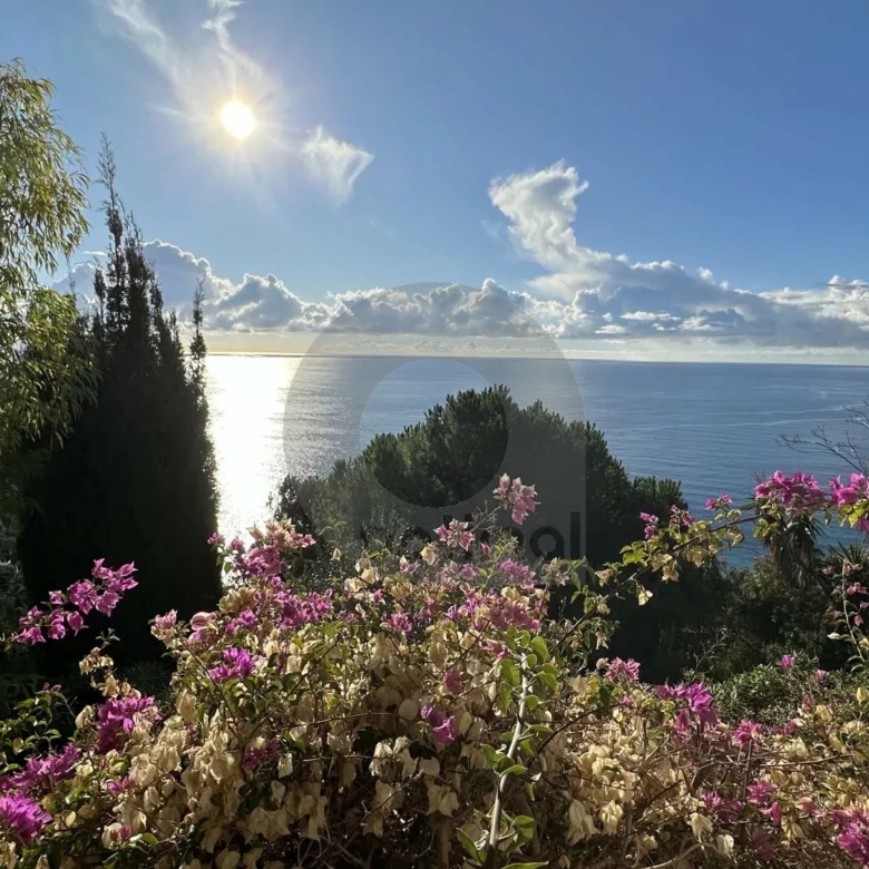 Roquebrune Cap-Martin : Villa 160 m² habitable avec vue panoramique mer et Monaco: