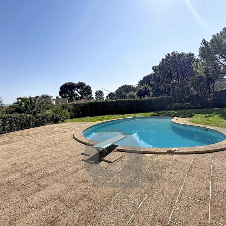 RCM Secteur Cap Martin – Résidence de Prestige – Magnifique 2 pièces en rez-de-jardin