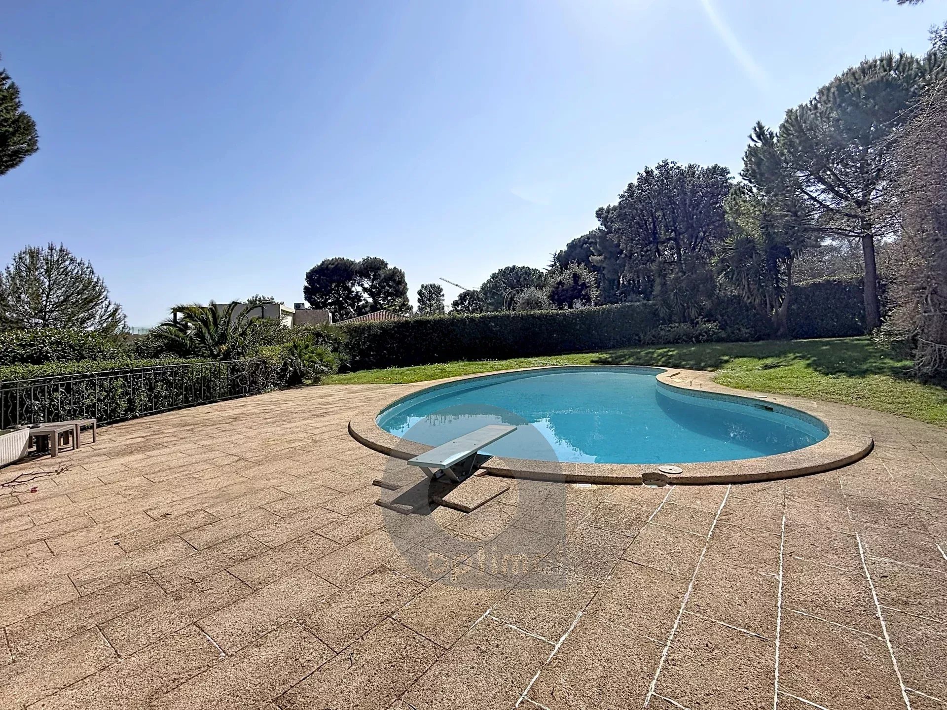 RCM Secteur Cap Martin – Résidence de Prestige – Magnifique 2 pièces en rez-de-jardin