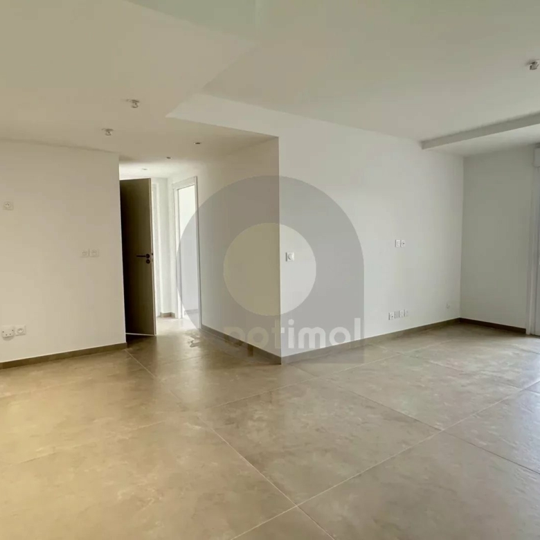 ROQUEBRUNE QUARTIER RESIDENTIEL DU HAMEAU: APPARTEMENT TROIS PIECES AVEC TERRASSE ET JARDIN – VUE MER – PARKING PRIVATIF