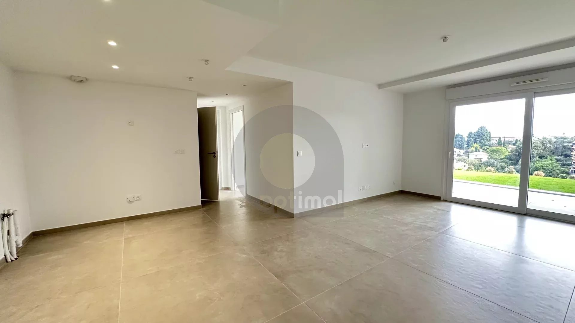 ROQUEBRUNE QUARTIER RESIDENTIEL DU HAMEAU: APPARTEMENT TROIS PIECES AVEC TERRASSE ET JARDIN – VUE MER – PARKING PRIVATIF