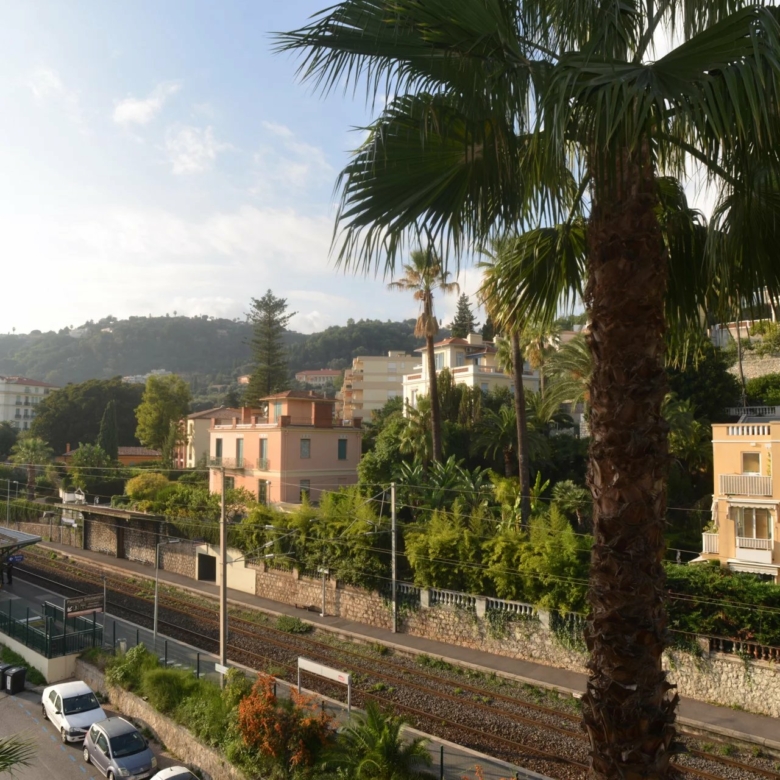 Joli 2P avec balcon vue collines résidence bord de  mer avec piscine