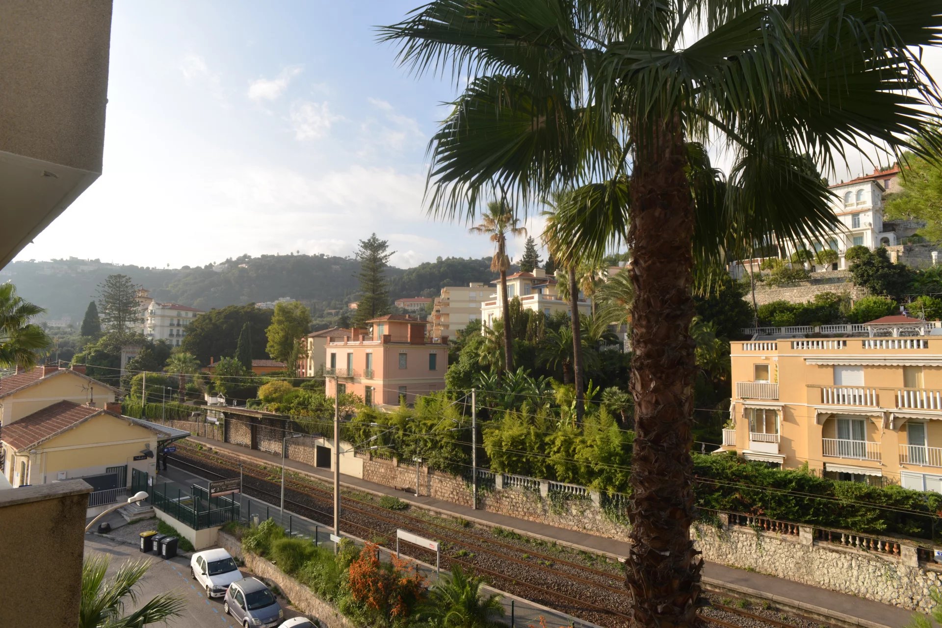 Joli 2P avec balcon vue collines résidence bord de  mer avec piscine