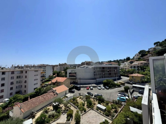 LOCATION ROQUEBRUNE 2 PIÈCES GRANDE TERRASSE PARKING
