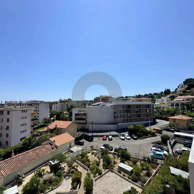LOCATION ROQUEBRUNE 2 PIÈCES GRANDE TERRASSE PARKING