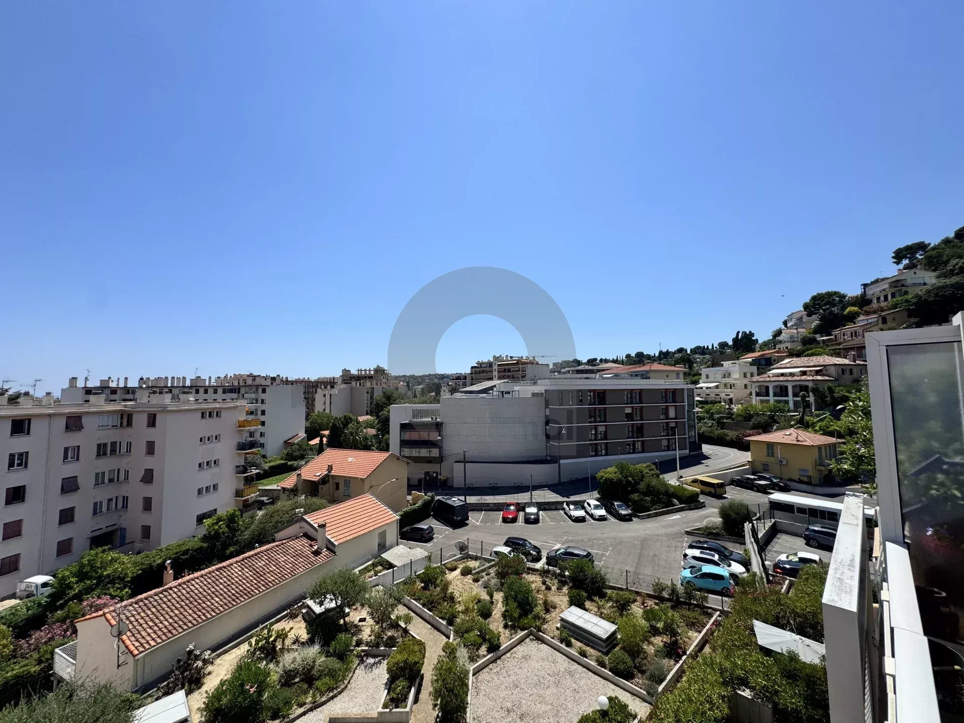 LOCATION ROQUEBRUNE 2 PIÈCES GRANDE TERRASSE PARKING