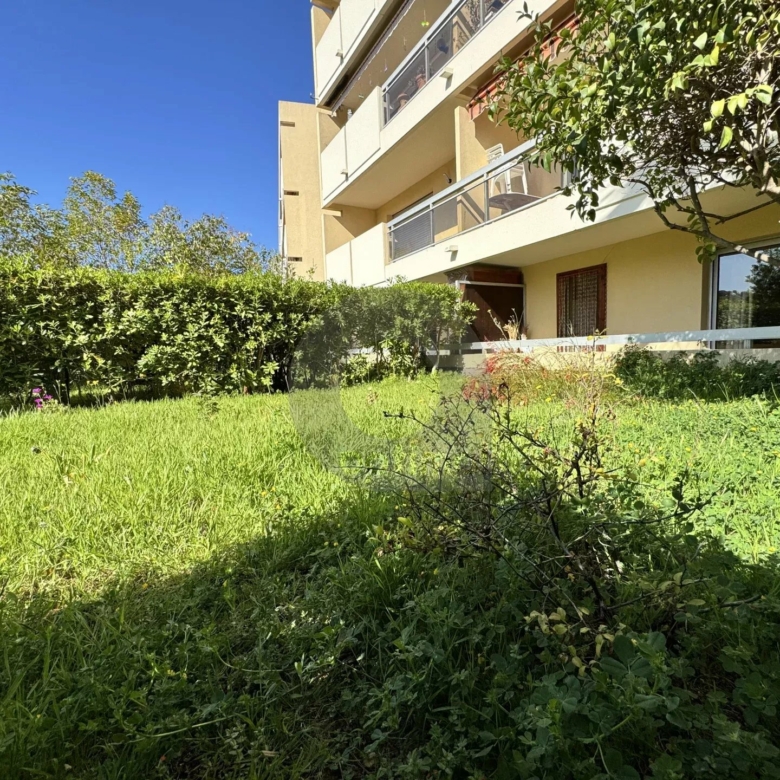 ROQUEBRUNE 3 PIÈCES CENTRE VILLE JARDIN PARKING CALME