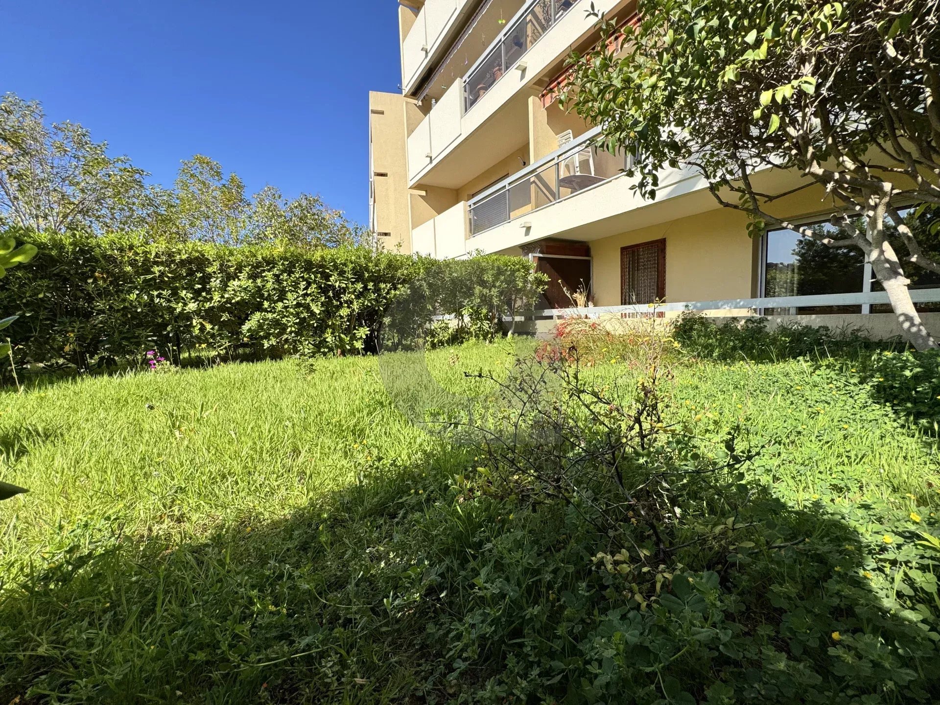 ROQUEBRUNE 3 PIÈCES CENTRE VILLE JARDIN PARKING CALME