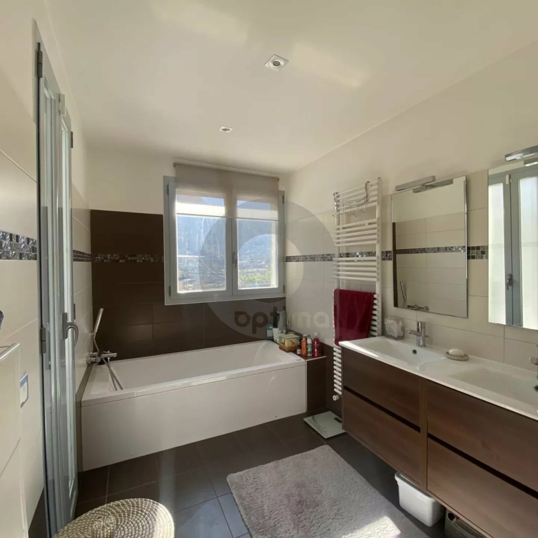 A VENDRE – BELLE MAISON AU CALME CADRE VERDOYANT