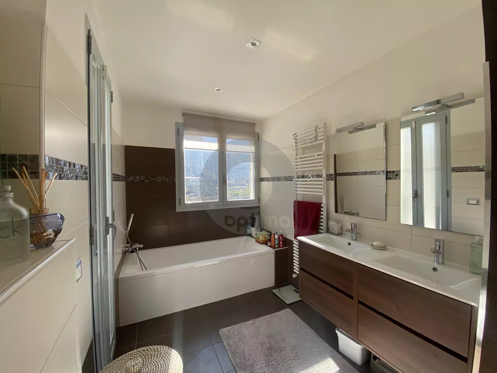 A VENDRE – BELLE MAISON AU CALME CADRE VERDOYANT