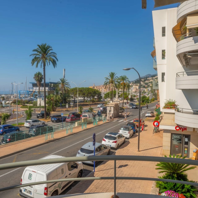 Menton Garavan, bord de mer immeuble récent