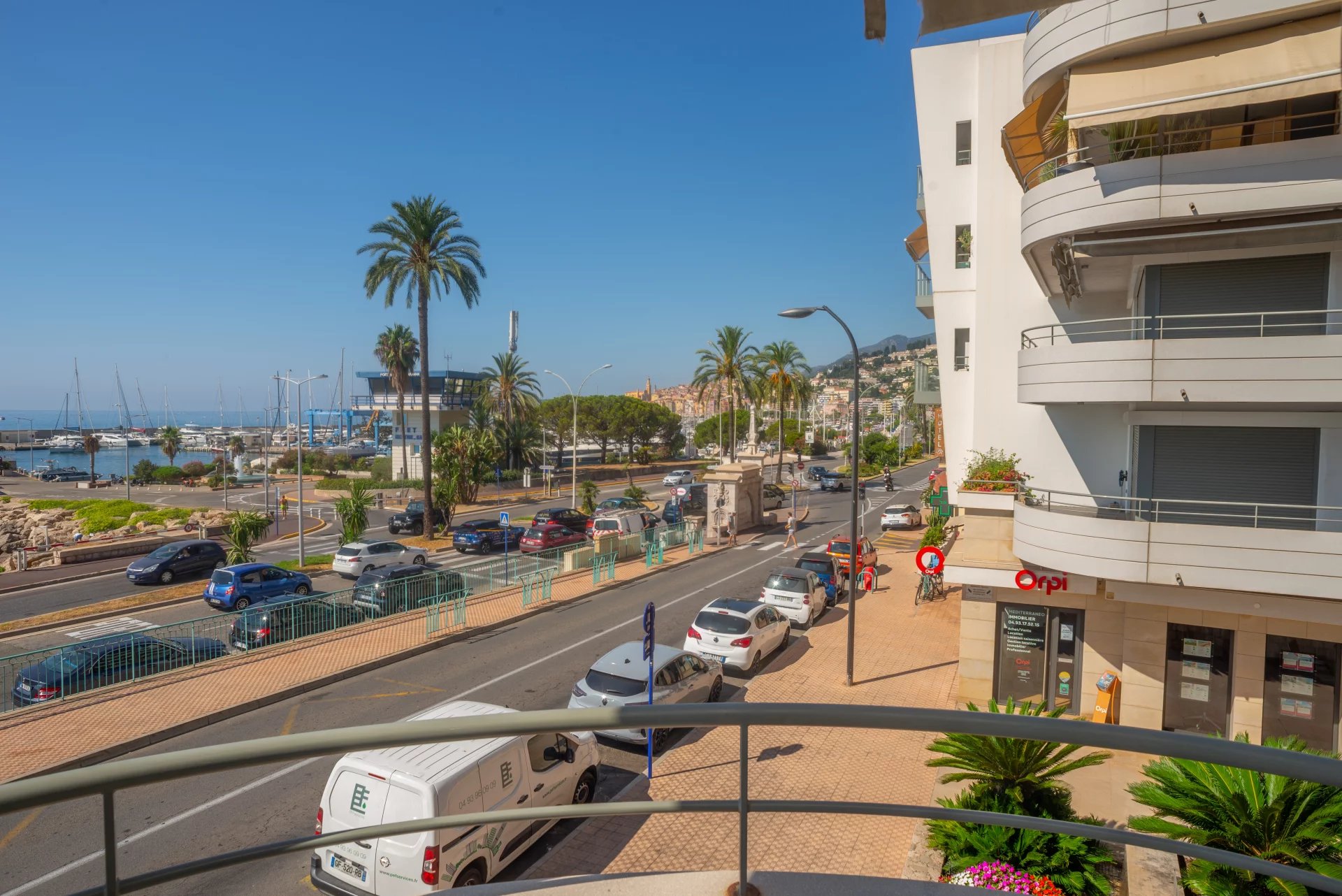 Menton Garavan, bord de mer immeuble récent