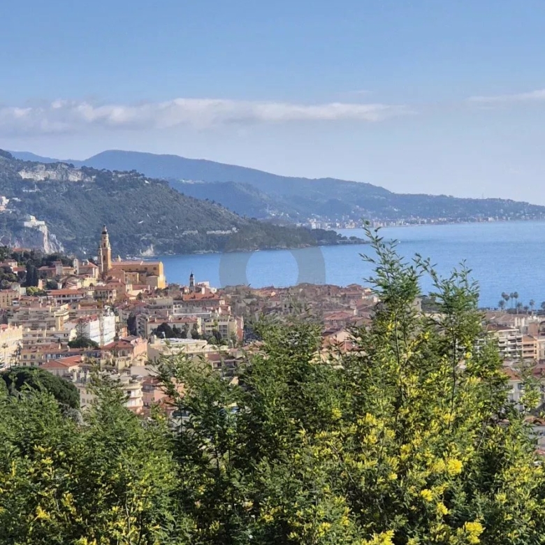 Élégante Villa avec Vue Panoramique – Menton, Quartier Résidentiel