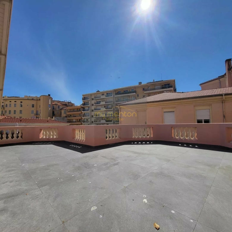 Menton centre – Dernier étage avec grande terrasse plein soleil