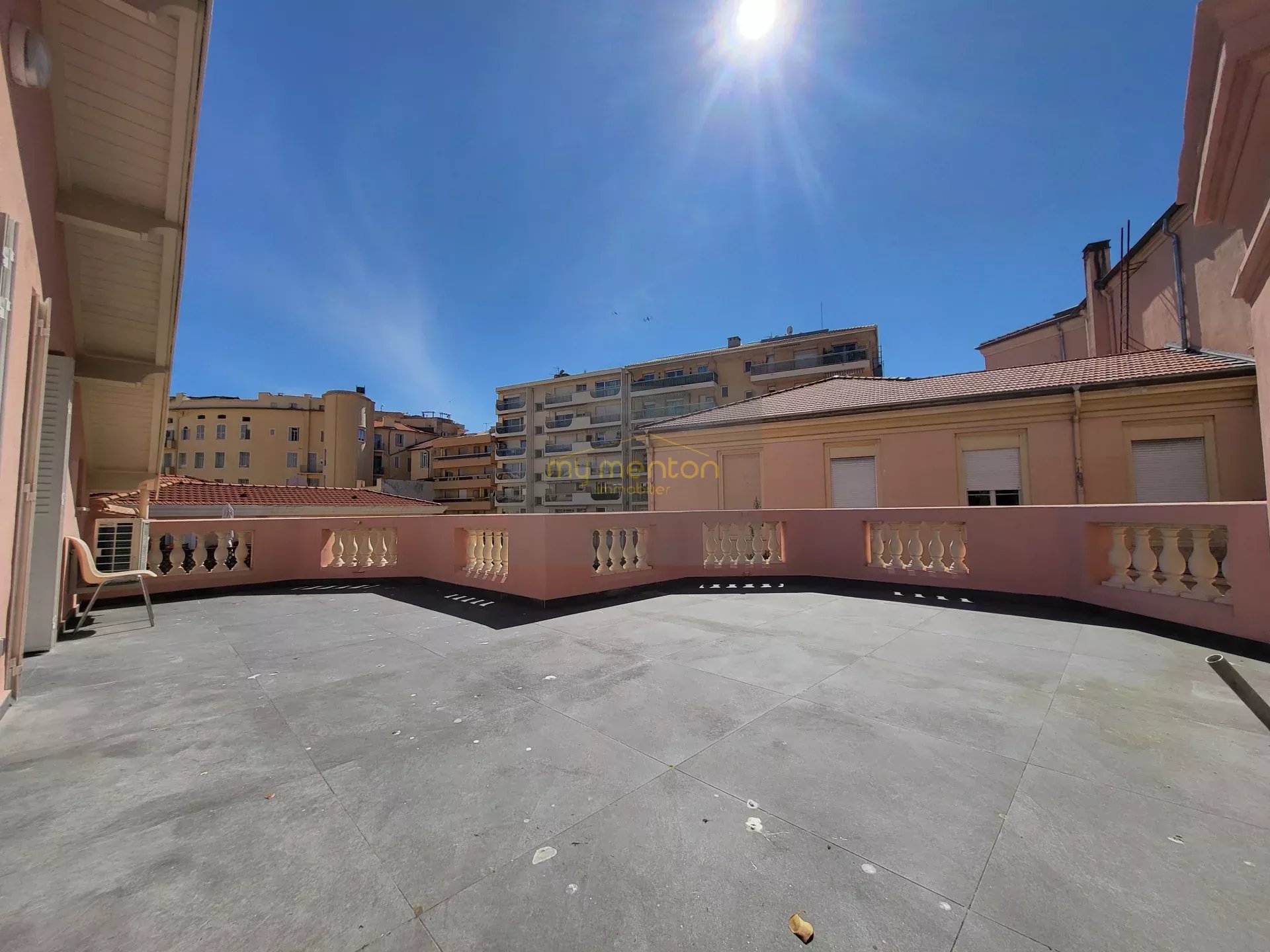 Menton centre – Dernier étage avec grande terrasse plein soleil