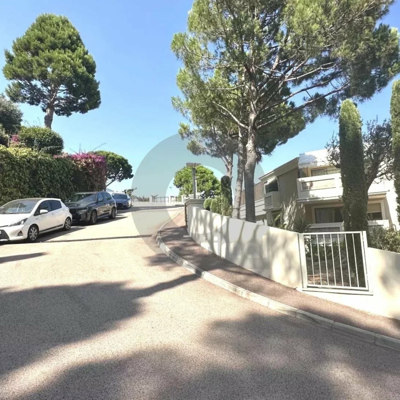 CAP-D’AIL: A deux pas de MONACO bel appartement 2 pièces avec piscine dans résidence de grand standing