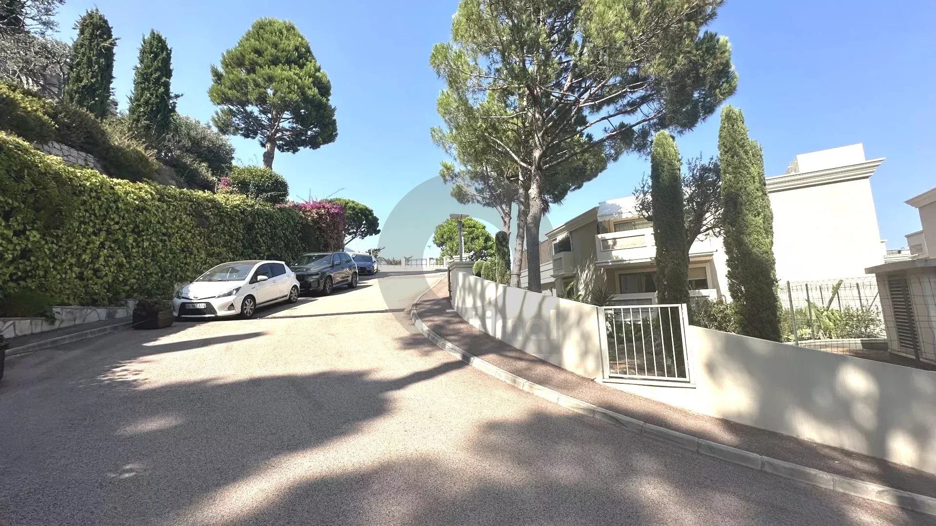CAP-D’AIL: A deux pas de MONACO bel appartement 2 pièces avec piscine dans résidence de grand standing
