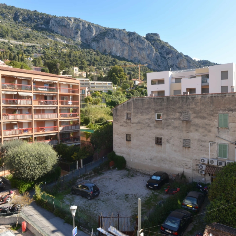 MENTON Garavan deux piéces avec balcon vue collines