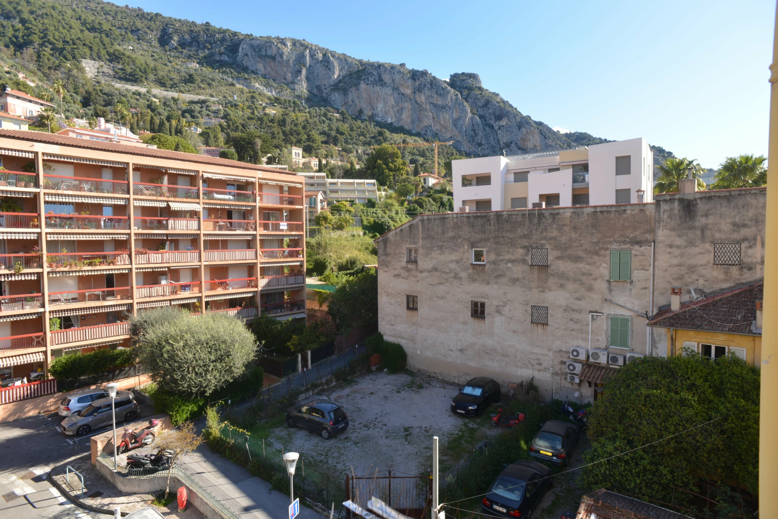 MENTON Garavan deux piéces avec balcon vue collines