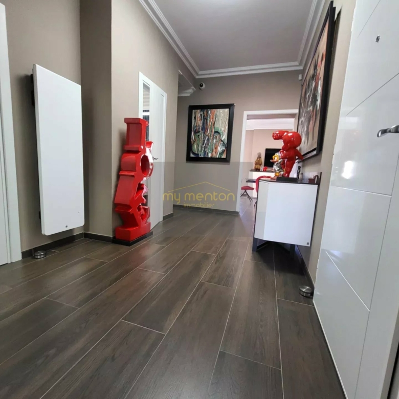 Appartement d’exception – Dernier étage, balcons et vue mer – Menton Centre