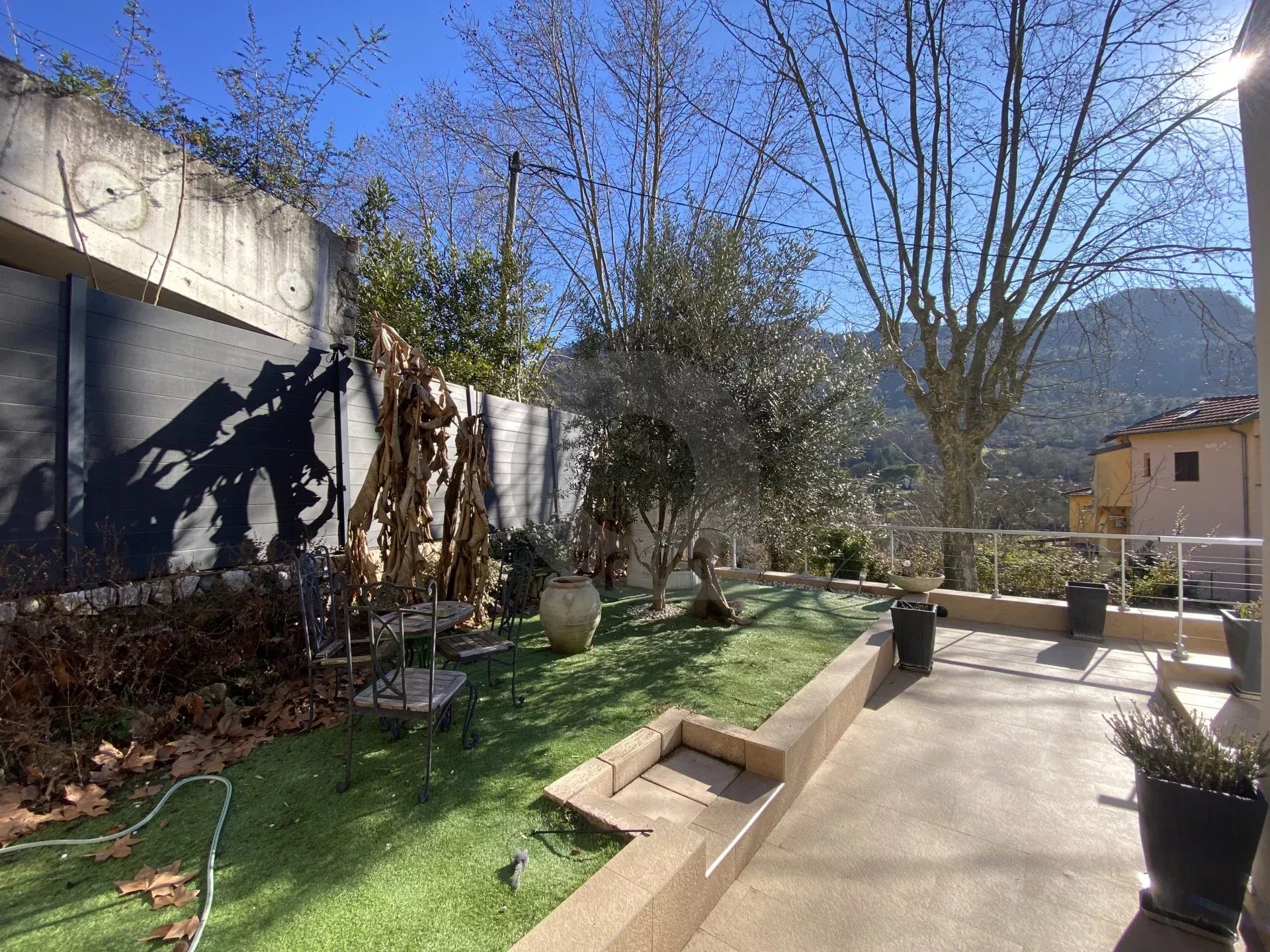 A VENDRE – BELLE MAISON AU CALME CADRE VERDOYANT