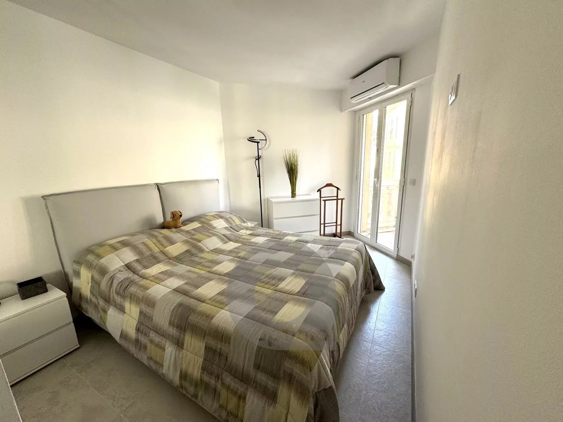 Menton centre, bord de mer, agreable 2 p avec terrasse