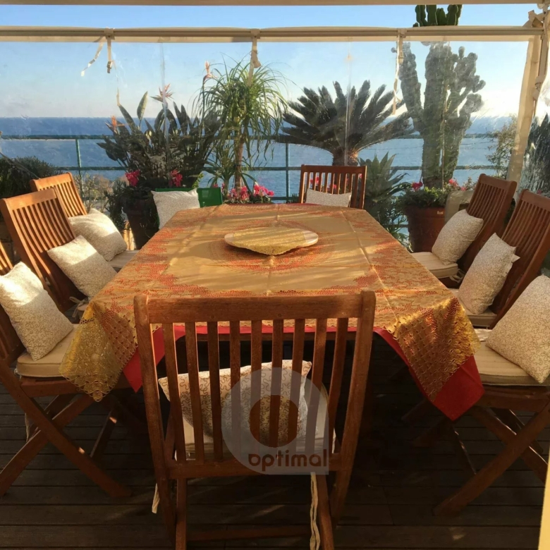 Menton – Bord et face mer, deux appartements d’exception avec solarium panoramique, vue mer et montagne exceptionnelle.