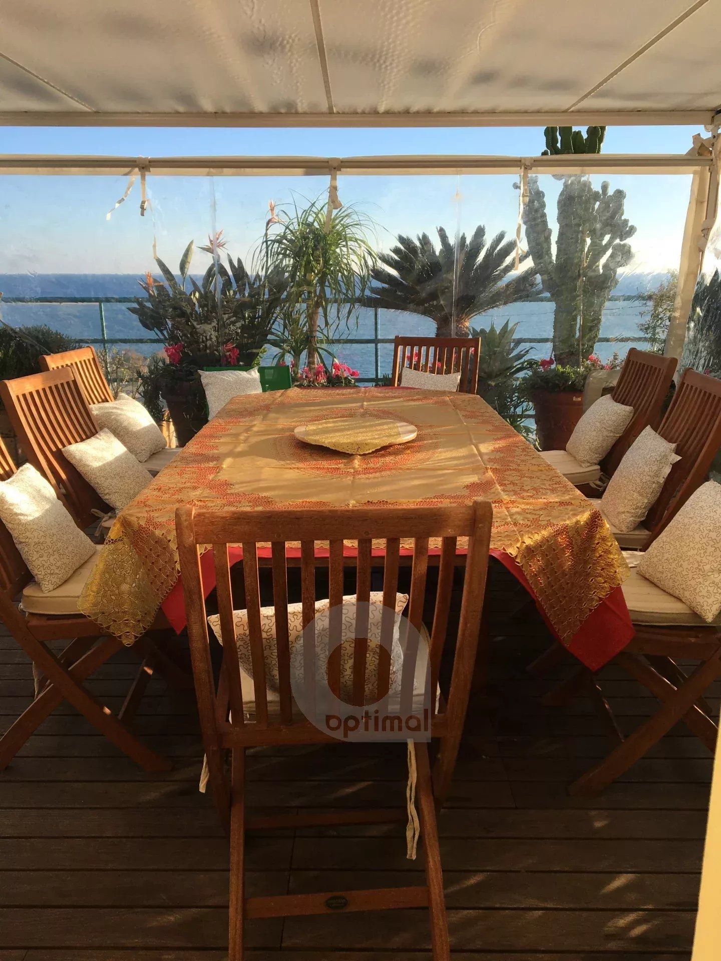 Menton – Bord et face mer, deux appartements d’exception avec solarium panoramique, vue mer et montagne exceptionnelle.